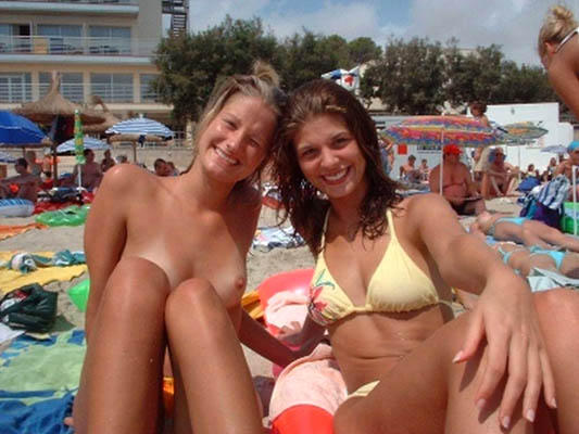 Two amateurs girl topless shot on the beach 