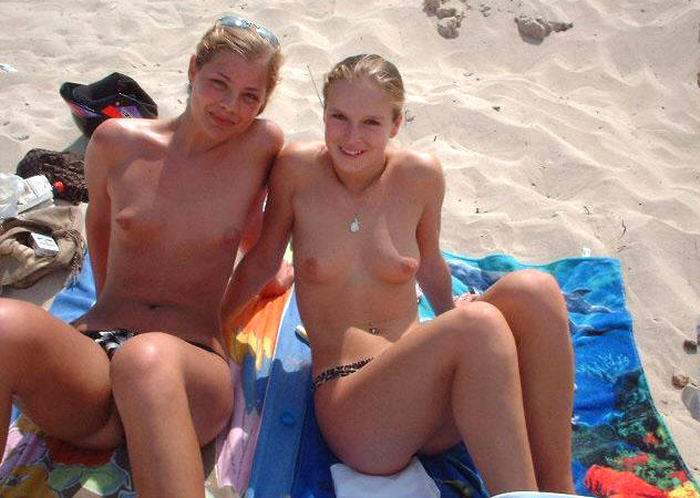 Two amateurs girl topless shot on the beach 