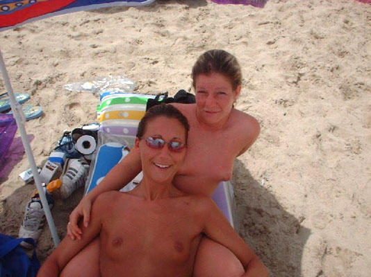 Two amateurs girl topless shot on the beach 