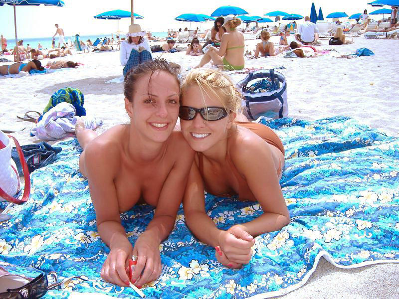 Two amateurs girl topless shot on the beach 