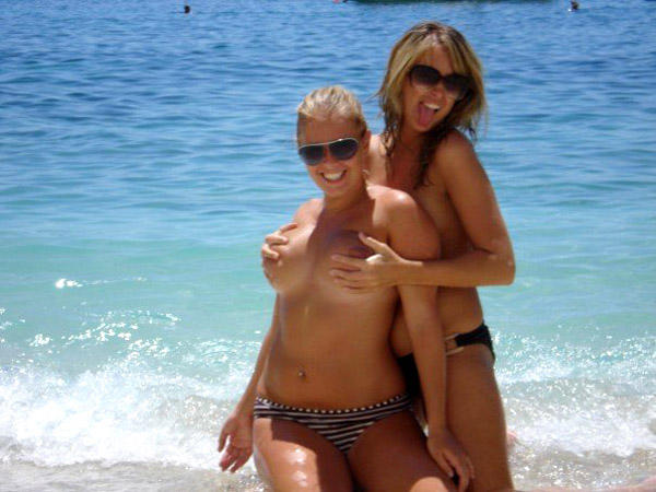 Two amateurs girl topless shot on the beach 