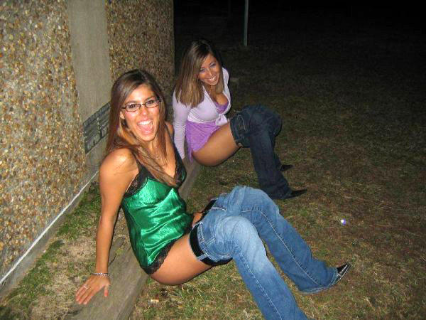 Young amateurs peeing - pissing in public no.03 