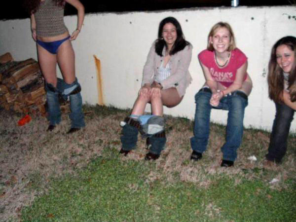 Young amateurs peeing - pissing in public no.03 