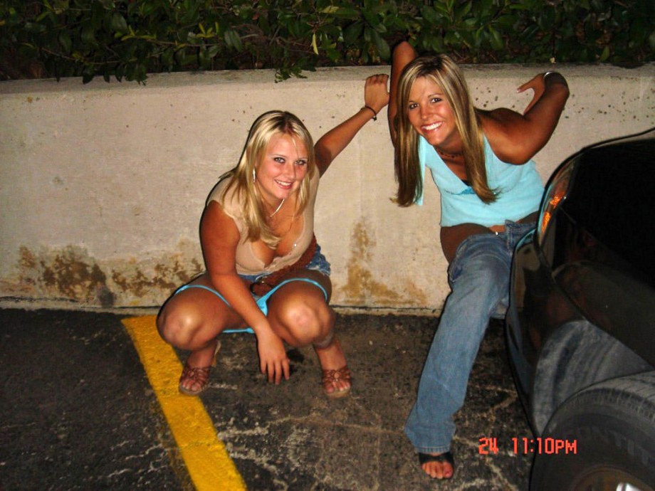 Young amateurs peeing - pissing in public no.03 