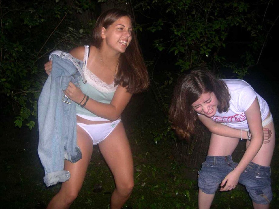 Young amateurs peeing - pissing in public no.03 