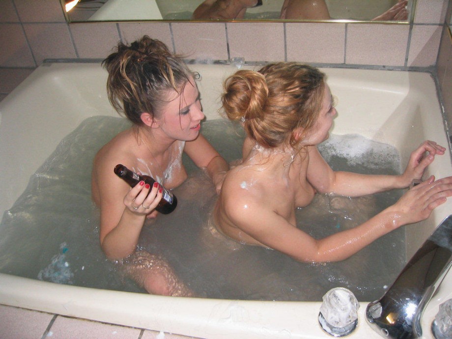 Two girls are taking a bath and shave your pussy 