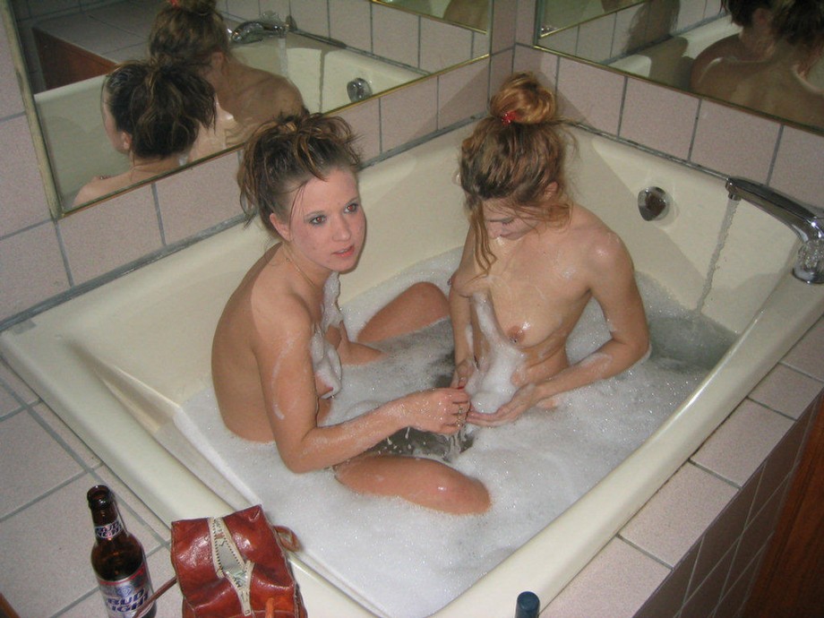 Two girls are taking a bath and shave your pussy 