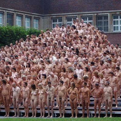 Spencer tunick : thousand of nude people in city