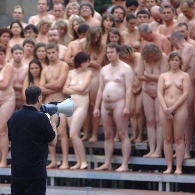 Spencer tunick : thousand of nude people in city