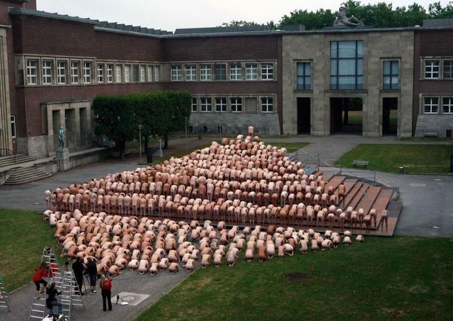 Spencer tunick : thousand of nude people in city