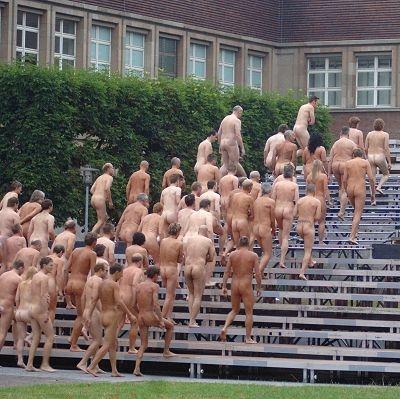 Spencer tunick : thousand of nude people in city