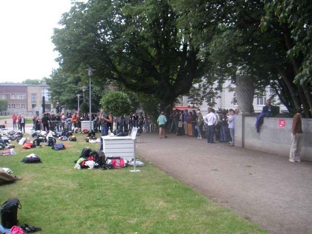 Spencer tunick : thousand of nude people in city