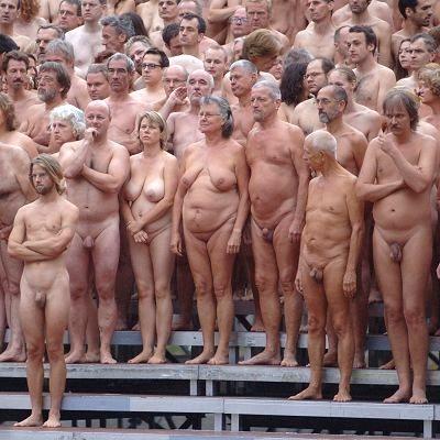 Spencer tunick : thousand of nude people in city