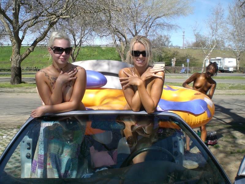 Amateur set - young girls showing tits outdoor