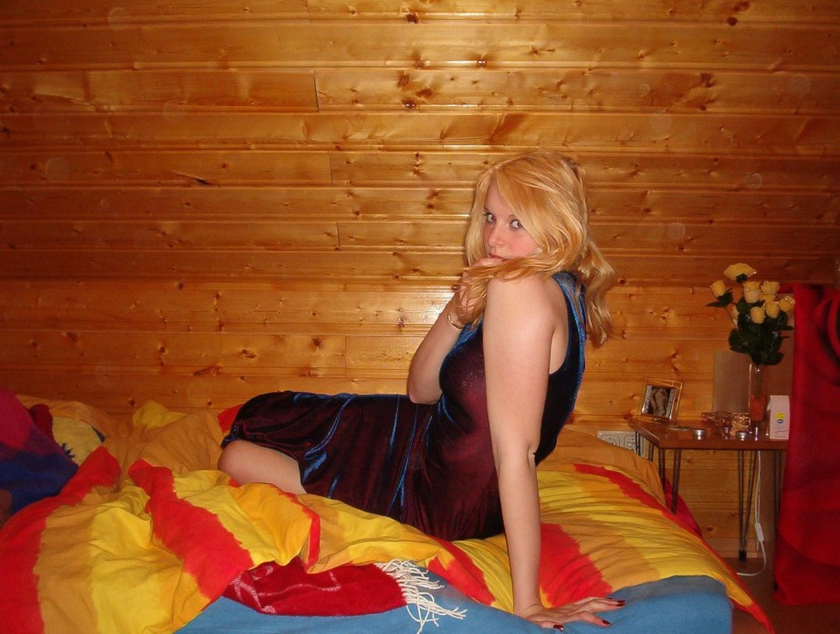 Amateur set - blonde young girl showing all
