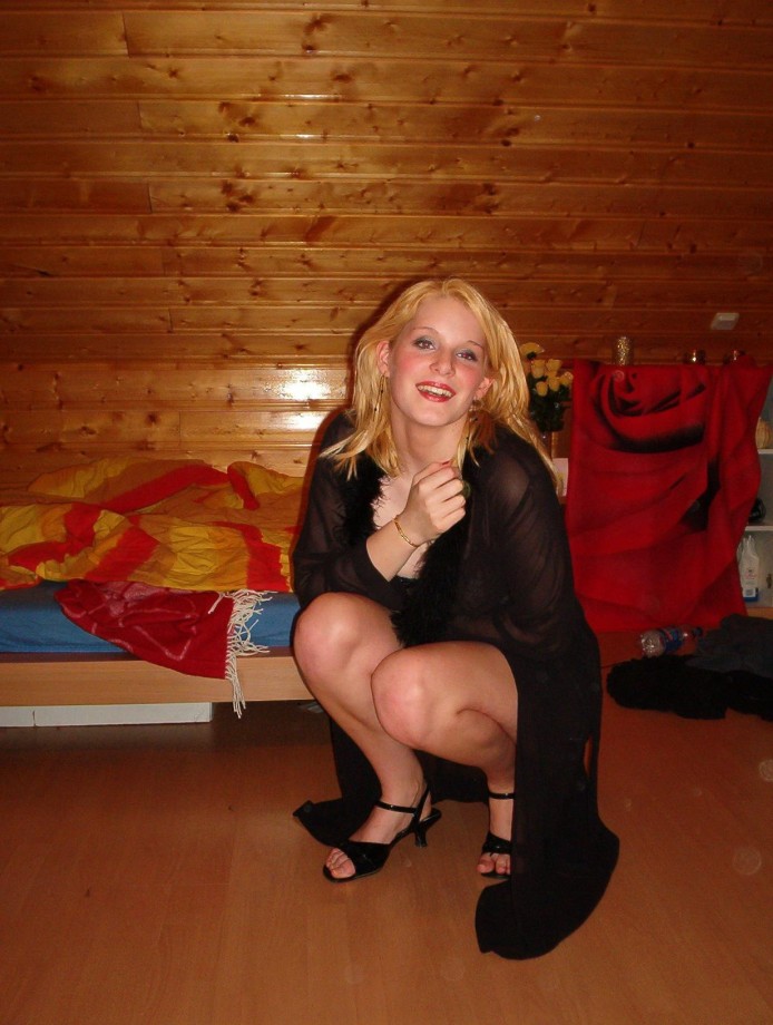 Amateur set - blonde young girl showing all