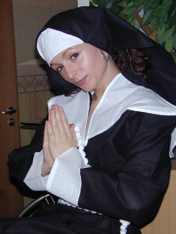 Amateur set - naked clergywoman 