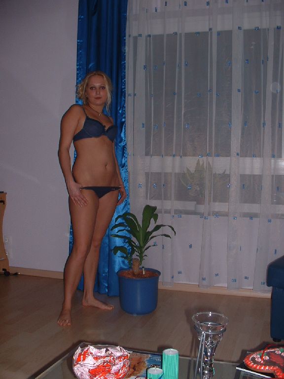 Amateur set - very nice blonde girl showing all