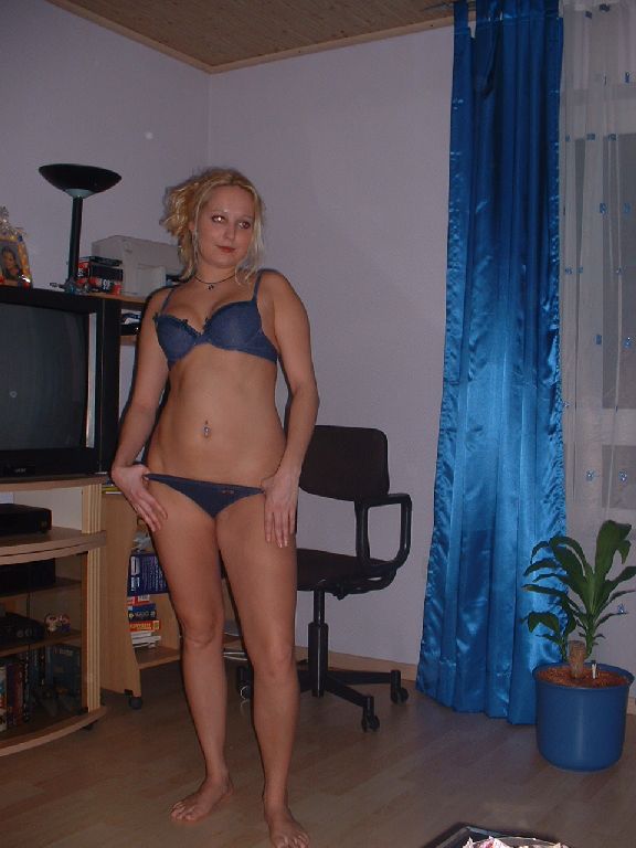 Amateur set - very nice blonde girl showing all