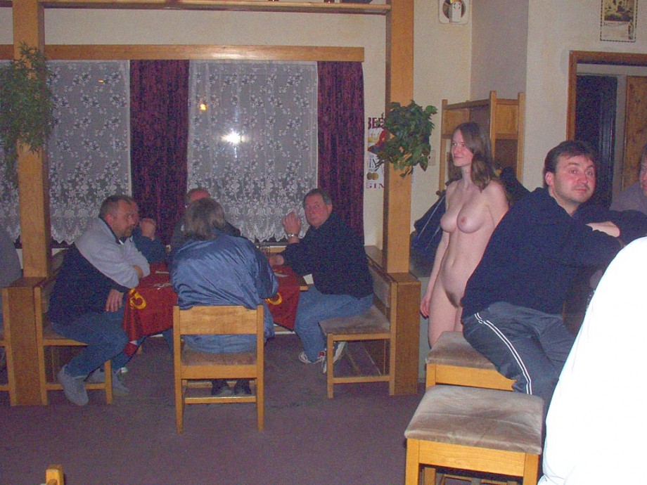 Amateur veronica - naked in pub