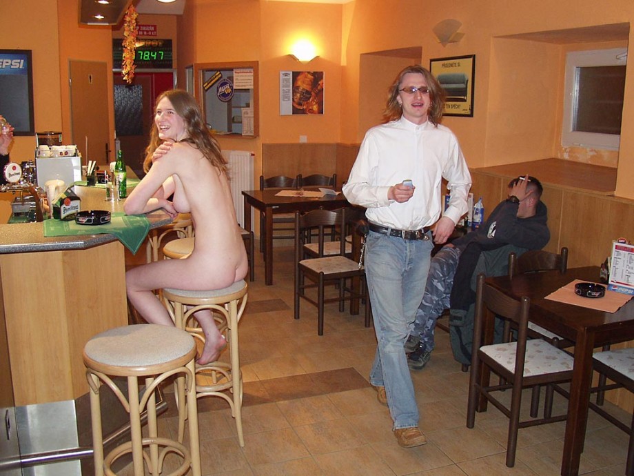 Amateur veronica - naked in pub