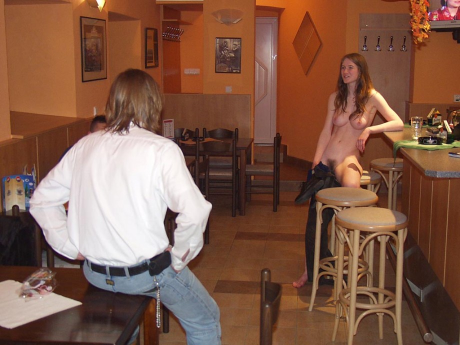 Amateur veronica - naked in pub
