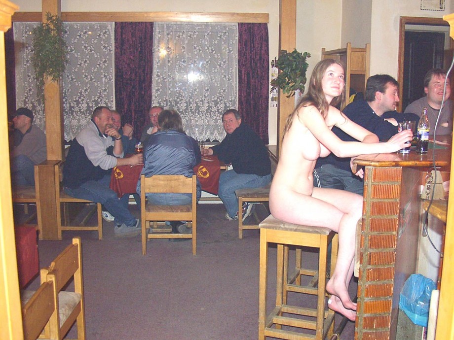 Amateur veronica - naked in pub