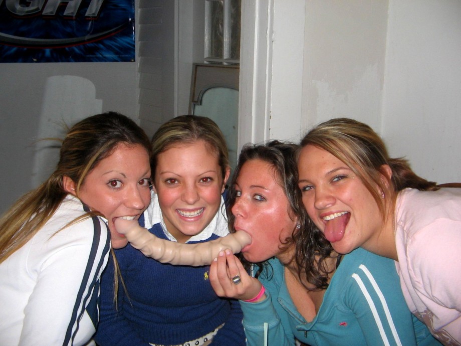 Young girls at party- drunk teenagers - amateurs pics 10