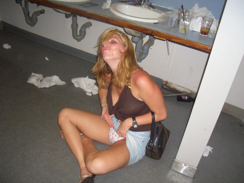 Young girls at party- drunk teenagers - amateurs pics 10