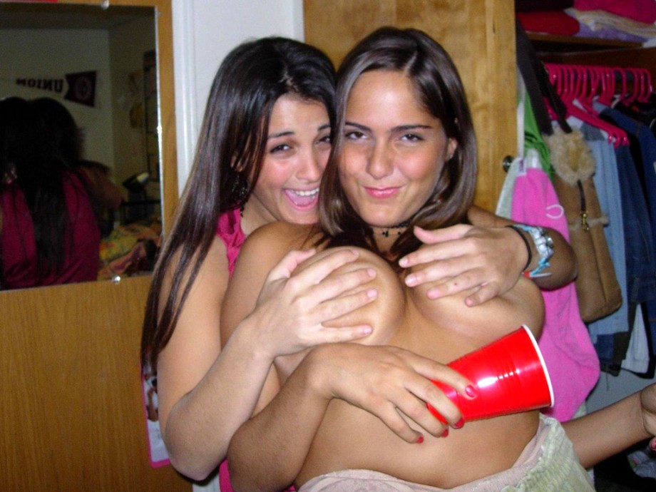 Young girls at party- drunk teenagers - amateurs pics 10