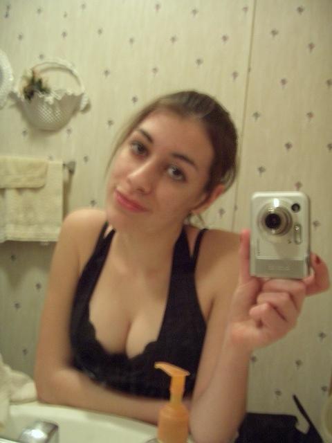 Amateur girlfriend takes selfpics