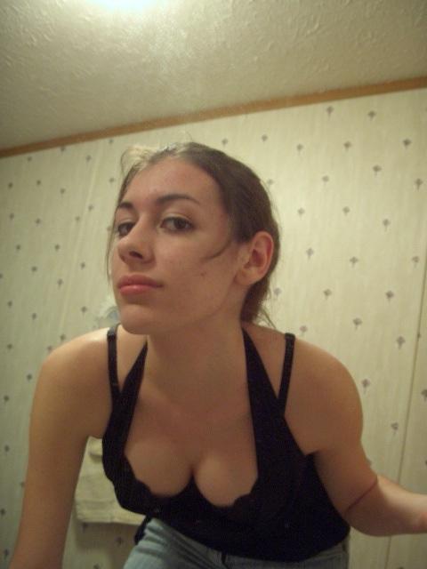 Amateur girlfriend takes selfpics