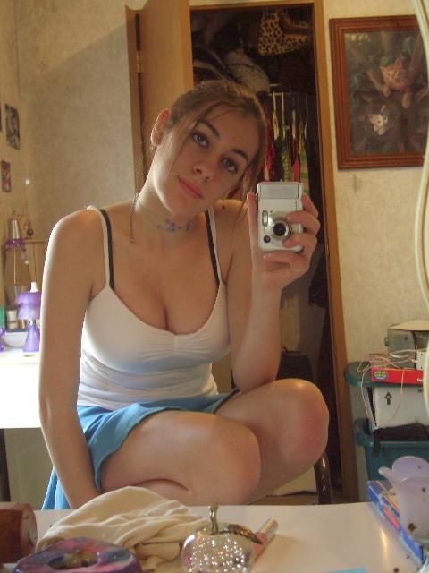 Amateur girlfriend takes selfpics