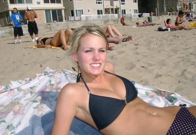 Blond amateur girl and her holiday selfpics 