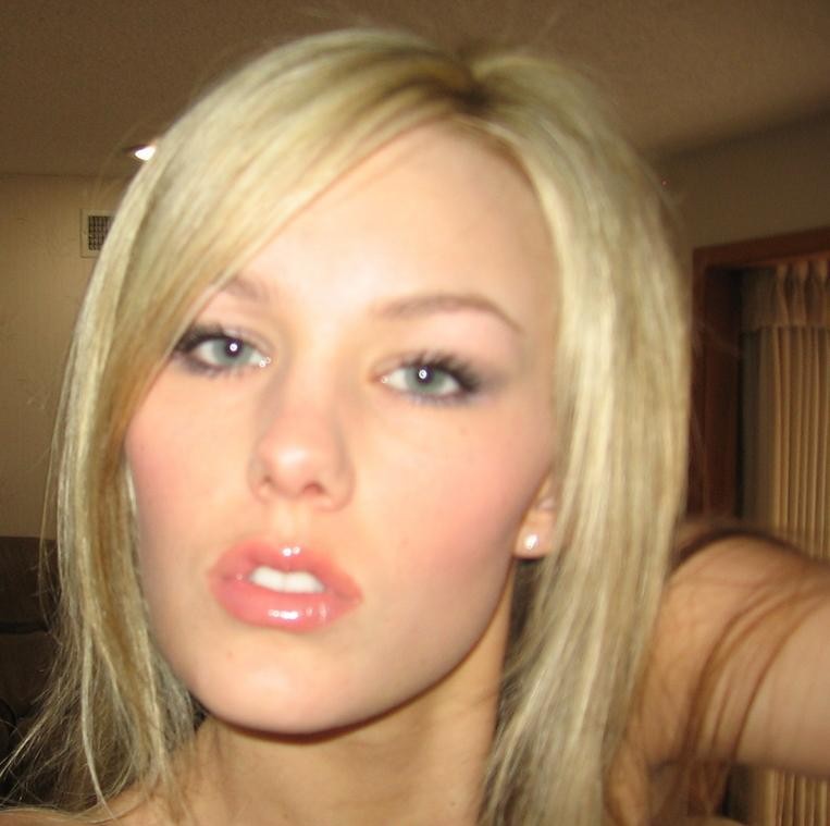 Blond amateur girl and her holiday selfpics 