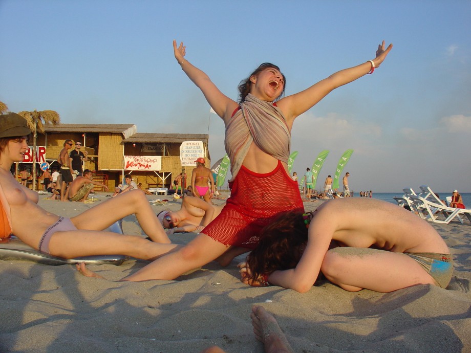 Amateur beach babes 