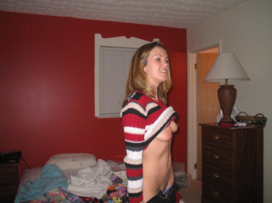 Hot college girl posing and masturbating 