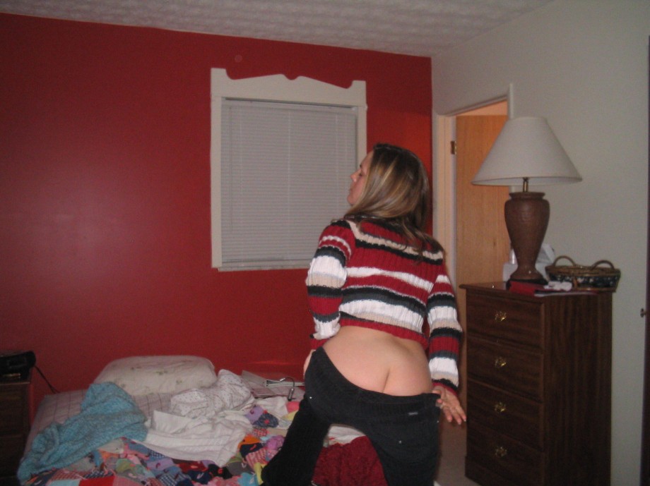 Hot college girl posing and masturbating 