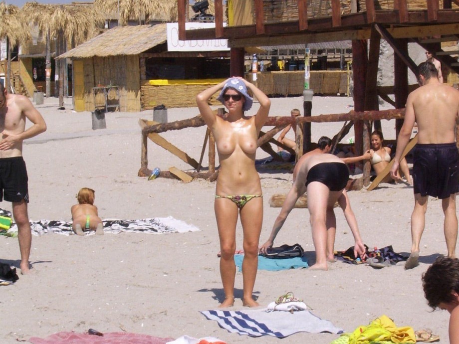 Amateurs girl topless at the beach - spy photos 02