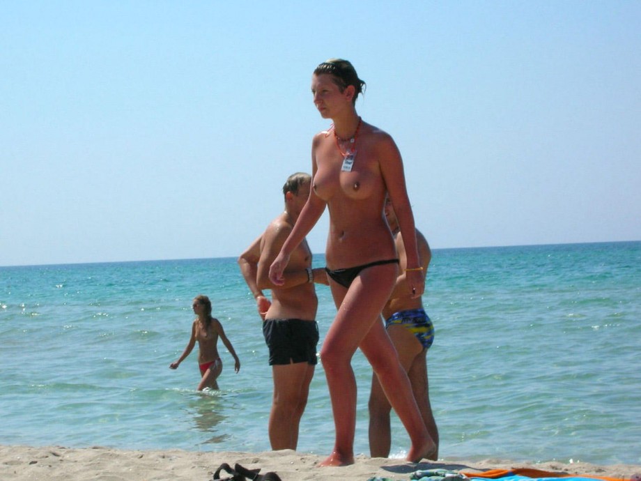 Amateurs girl topless at the beach - spy photos 02
