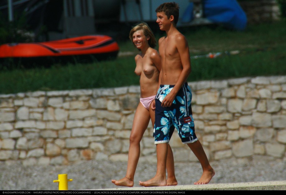 Teen on nudist beach set -young teen girl fkk 