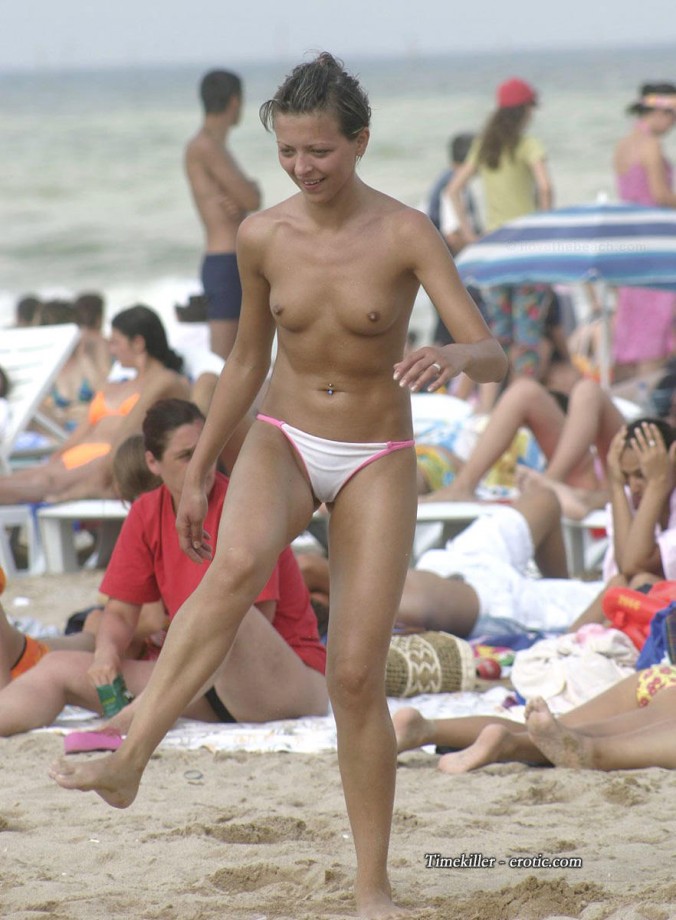 Amateurs girl topless at the beach - spy photos 03