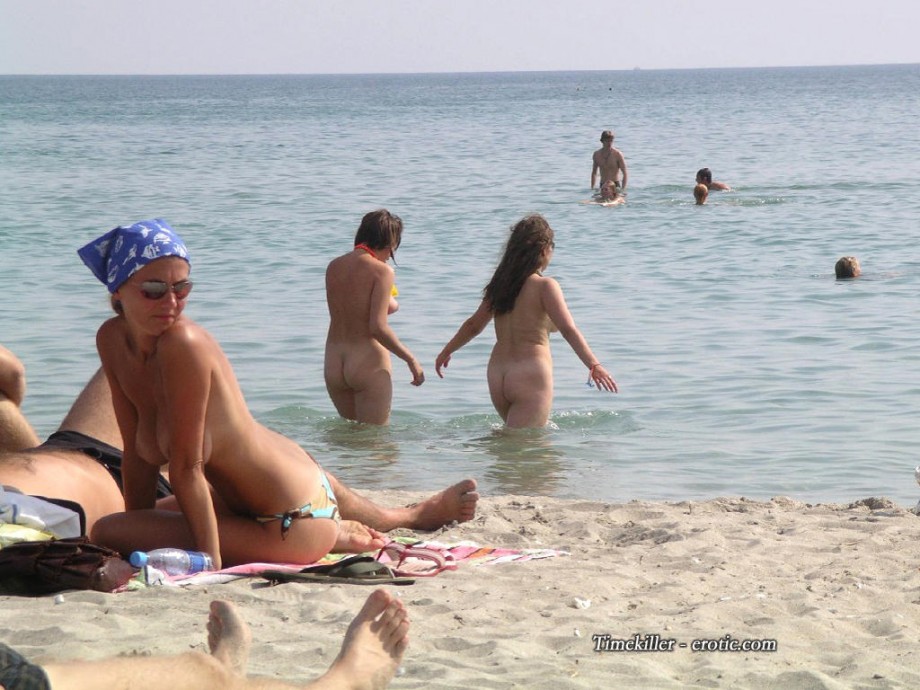 Amateurs girl topless at the beach - spy photos 03