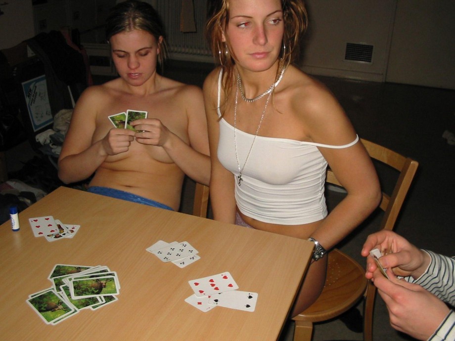 Teen girls play strippoker 