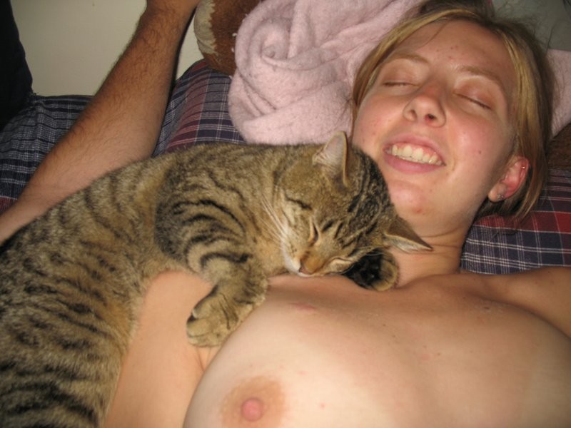 Naked sister and her pussycat