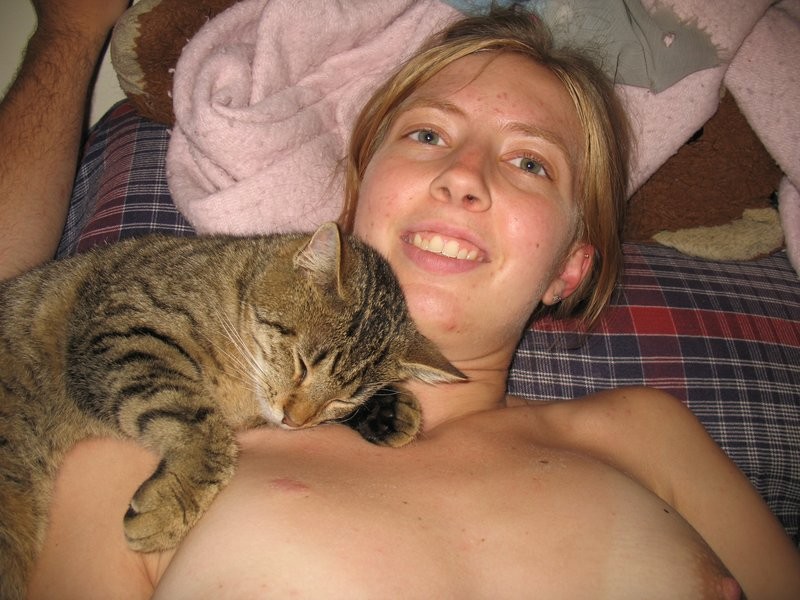 Naked sister and her pussycat