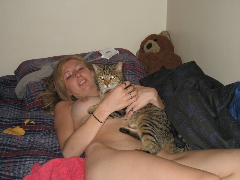 Naked sister and her pussycat