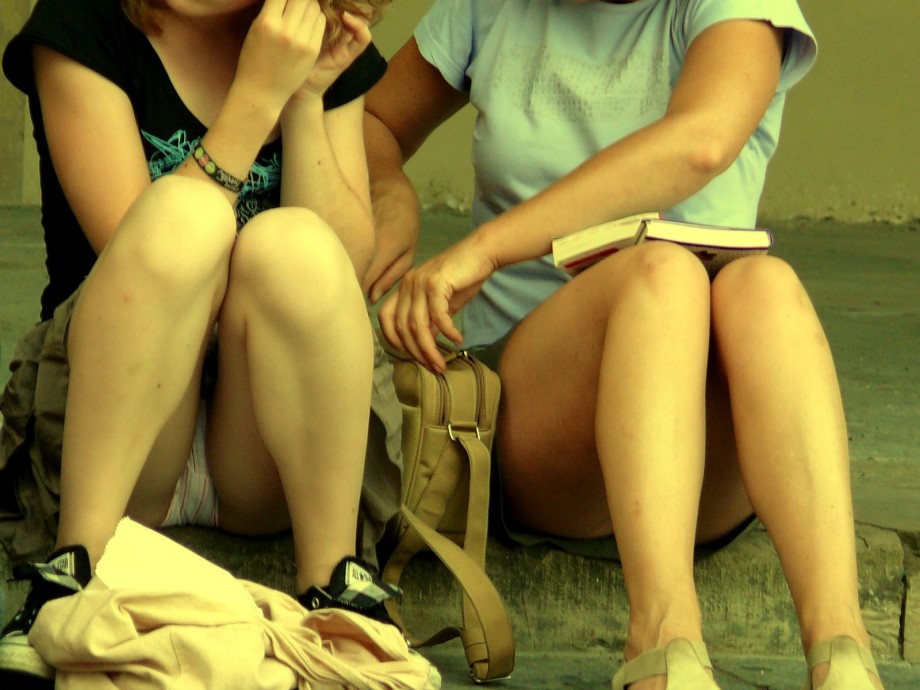 Voyeur upskirt in florence-mother and daughter 