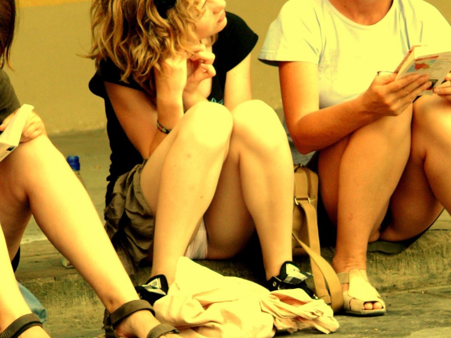 Voyeur upskirt in florence-mother and daughter 