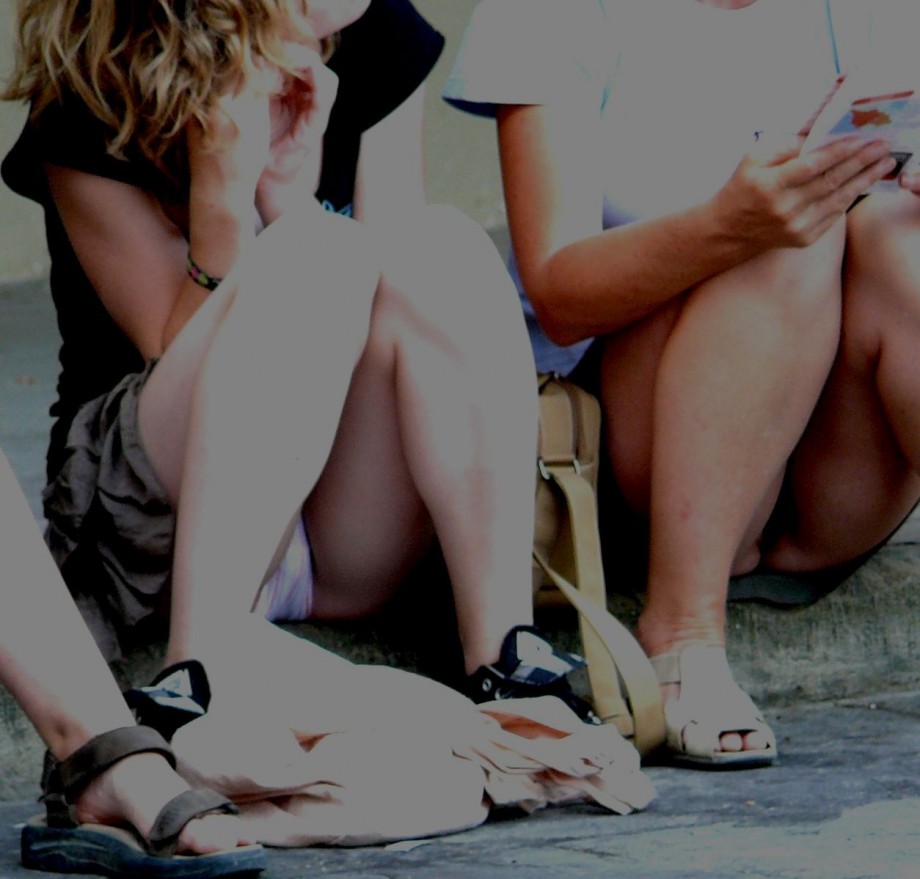 Voyeur upskirt in florence-mother and daughter 